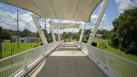 佛罗里达州塔拉哈西公路上的人行天桥