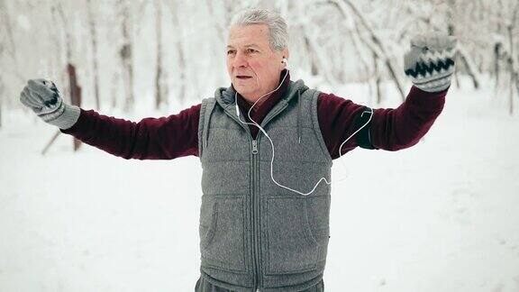 老人在雪中慢跑