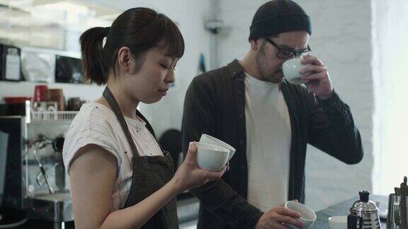 两名日本咖啡师测试不同的咖啡烘焙(慢动作)