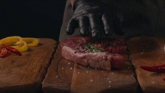 厨师正在准备做牛排有机生牛肉配迷迭香
