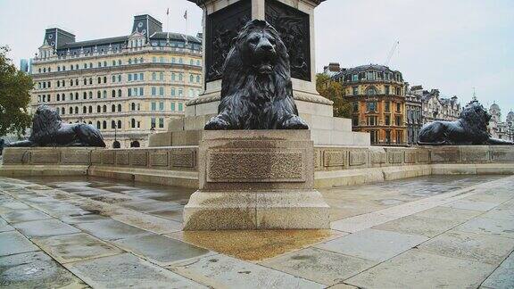 在新冠肺炎疫情下的伦敦在英国威斯敏斯特市的伦敦市中心特拉法加广场的狮子和纳尔逊柱的街道安静而空旷