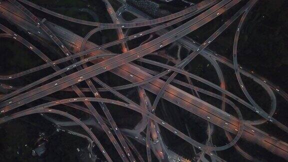 鸟瞰图的天桥和繁忙的交通在夜间