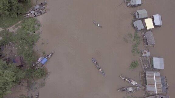 空中垂直拍摄俯瞰被暴雨淹没的河岸上漂浮的房屋