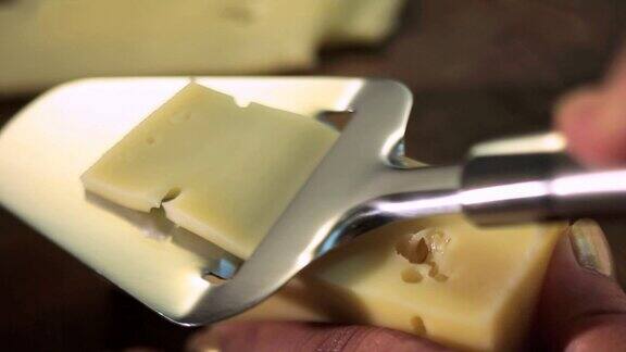 用切片机切奶酪