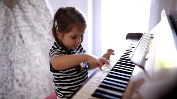 可爱的孩子在家里弹钢琴
