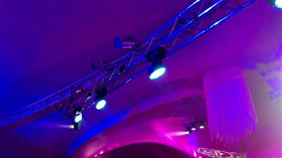 有雾音乐会的舞台灯光控制台上的舞台灯光照亮音乐会舞台舞台上的娱乐音乐会灯光