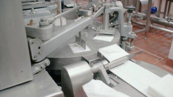 食品加工厂的包装线奶牛厂的包装机械传送带上的乳制品自动化的生产线