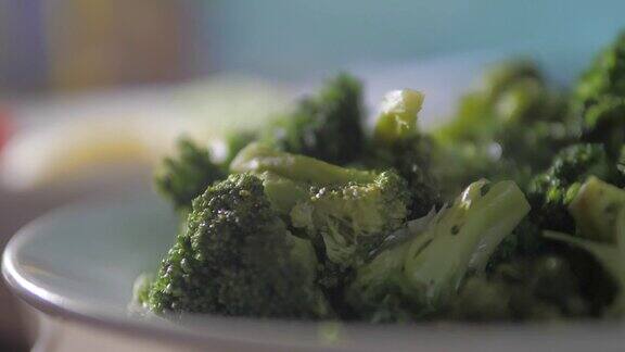 煮花椰菜美味健康的食物素食主义减缓视频烟热概念素食食品