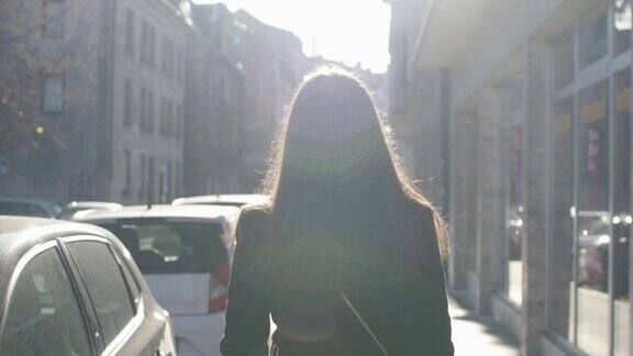 独自走在街上的女人背影