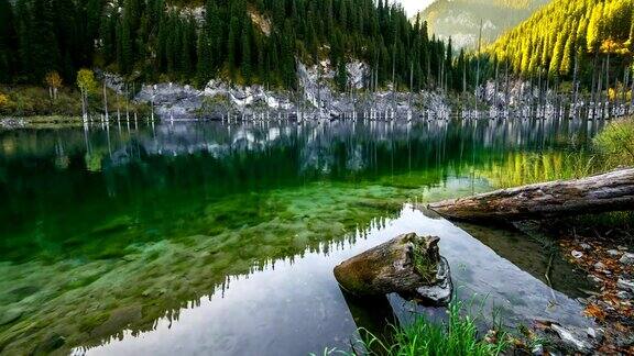 雄伟的康迪山湖在哈萨克斯坦山区