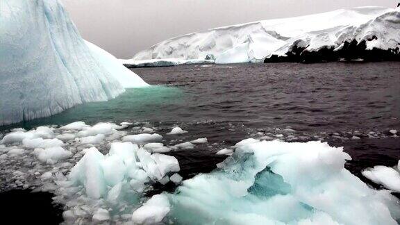南极洲海洋中的冰山和浮冰