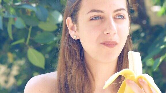 年轻女子在吃香蕉