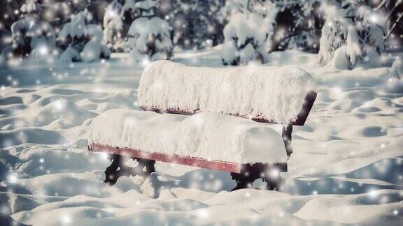 小板凳上覆盖着一层厚厚的雪在阳光明媚的冬日里