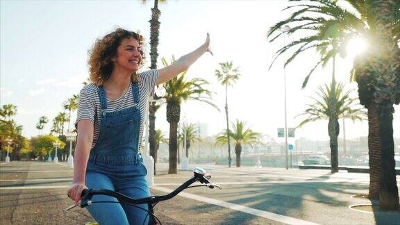 快乐的年轻女子骑着自行车