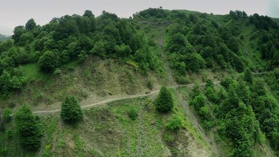 Enduro旅程与小车车高在高加索高山无人机全高清