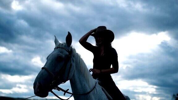 一个骑着白马的漂亮女人