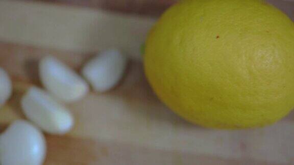 切菜板上放柠檬和大蒜高清