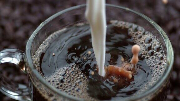奶油倒入咖啡的慢动作