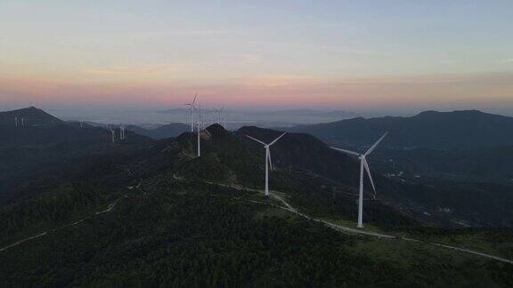 黄昏时风力涡轮机的航拍影像