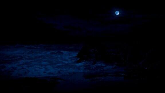 月光下岩石海滩上的波浪