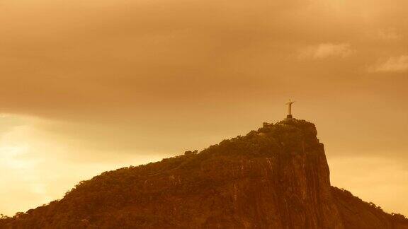 时间流逝拍摄的科尔科瓦多山与滚动的云动态在里约热内卢deJaneiro