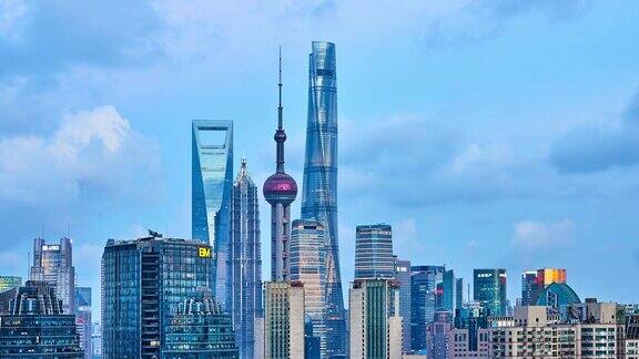 4K:上海摩天大楼的白天到夜晚中国