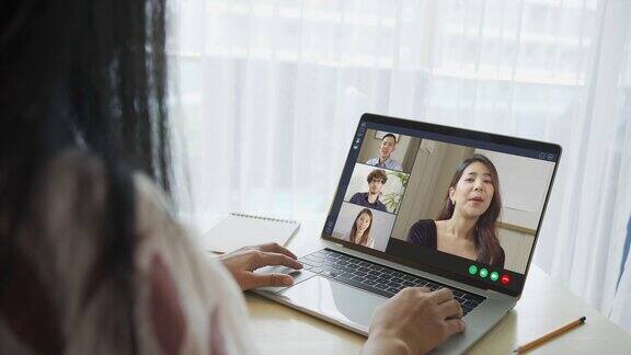 亚洲女性在家工作参加在线网络会议视频电话视频会议会议业务