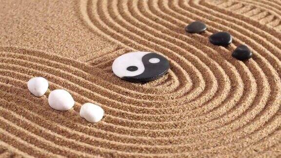 日本禅宗花园与阴阳石在纹理的沙子