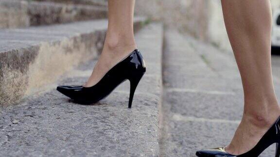 穿着高跟鞋走在城市里的女商人靠近腿