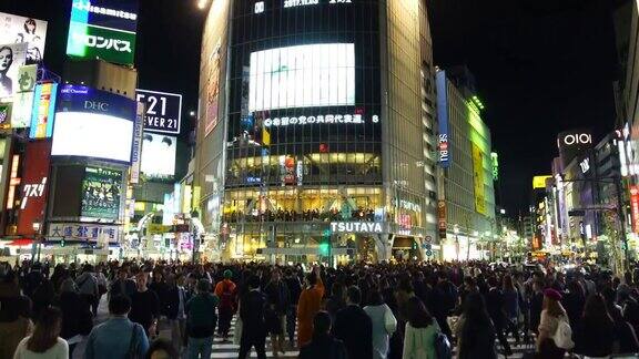 东京涩谷区行人穿过人行道