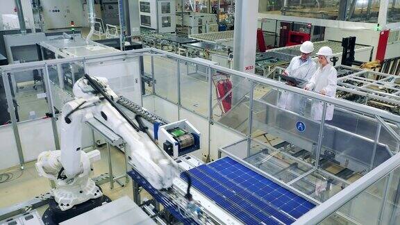 太阳能电池板的生产过程由两名检验员观察