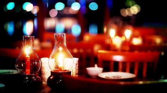 浪漫的烛光晚餐餐桌设置在晚餐邮轮