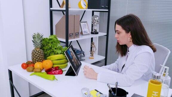 营养学家使用数码平板电脑对她的病人进行在线咨询