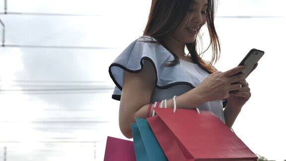 购物女人与智能手机