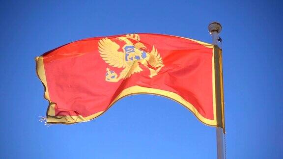 黑山国旗在天空中飘扬