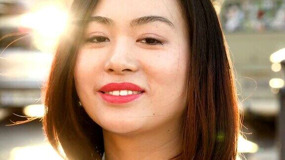美丽的中国女人对着相机微笑特写肖像