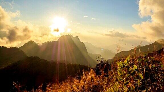 泰国清迈名山之一的清岛大山云雾缭绕阳光灿烂