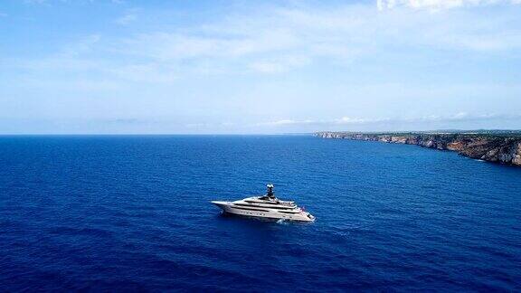 鸟瞰地中海上的一艘游艇在蓝色的海水中反射着太阳游艇在悬崖附近航行11、地平线上只有海蓝天下有海