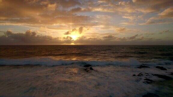 鸟瞰图的海洋在金色的夕阳