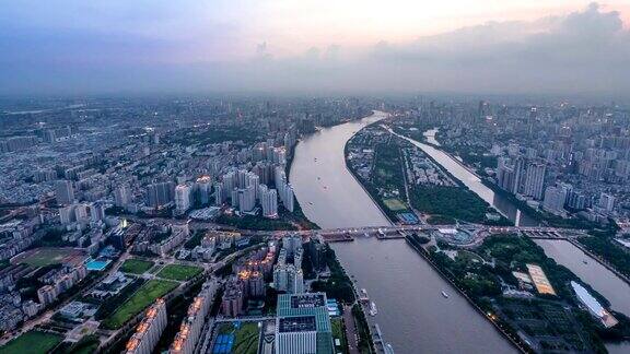 全景鸟瞰图建筑和交通白天到晚上时间流逝