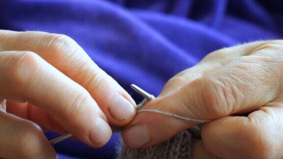 女人用针织针编织毛衣