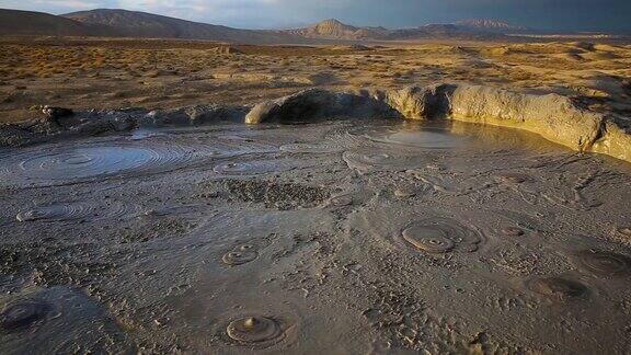 阿塞拜疆巴库附近戈布斯坦的泥火山