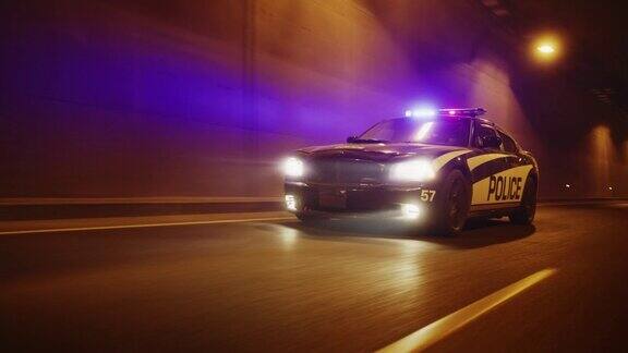 夜间值班的交通巡逻车在追赶中疾驰鸣笛穿过城市街道追捕嫌犯的执法人员警车里的警察准备打击犯罪电影晚上拍摄的