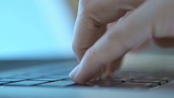 女人在笔记本电脑键盘上打字特写