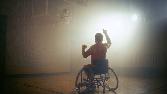 轮椅篮球运动员身穿红色球衣射门成功完美得分残障人士的决心、训练和激励静态广角镜头与暖色