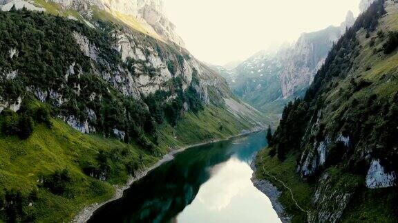 风景鸟瞰图的湖在山上在瑞士