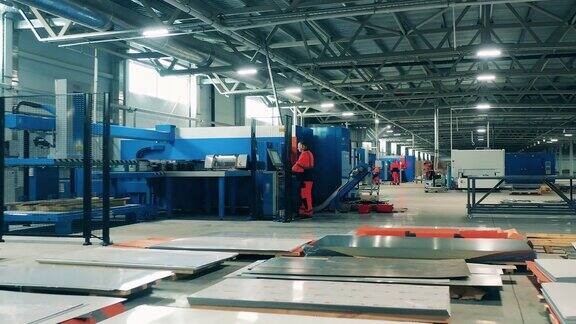 切割机正在制冷工厂装置中运行工厂内部
