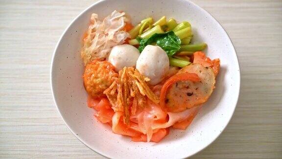 泰式干面配红汤豆腐和鱼丸亚洲风味