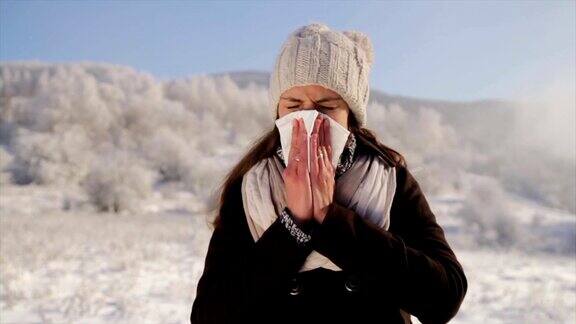 患流感的女人冬天在户外擤鼻子