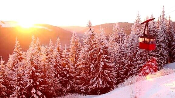 冬季森林山的日出
